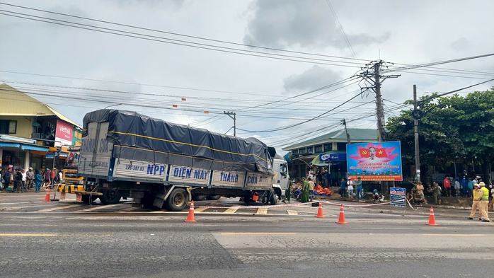 Vụ xe tải lao vào chợ: Lý do chưa xây chợ chuối "xoá" điểm nóng giao thông? - Ảnh 1.