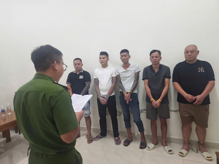 Nhóm người lạ mặt khống chế người đàn ông Trung Quốc đưa khỏi casino ở Đà Nẵng - Ảnh 1.