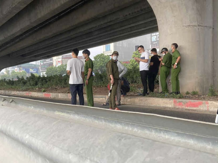 Phát hiện thi thể đang phân hủy dưới chân đường Vành đai 3- Ảnh 1.