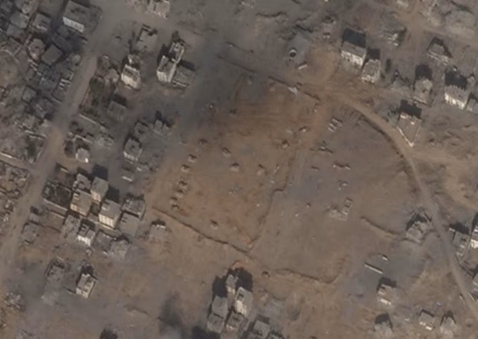 Xe tăng Israel bao vây Gaza, dòng người sơ tán vội vàng chạy trốn- Ảnh 1.