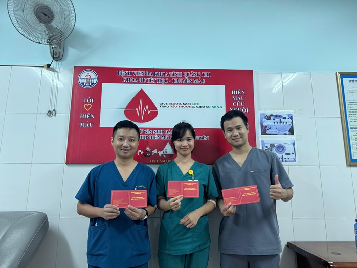 Y bác sĩ hiến máu khẩn cấp cứu bệnh nhân người Lào trong vụ xe tải lao vào chợ- Ảnh 1.