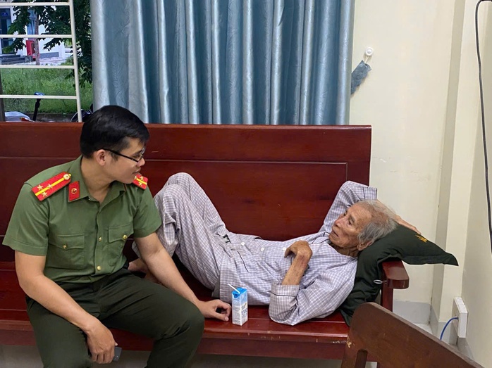 Cụ ông 94 tuổi, đạp xe dừng trước trụ sở công an nhưng không biết mình đến đây làm gì!- Ảnh 1.
