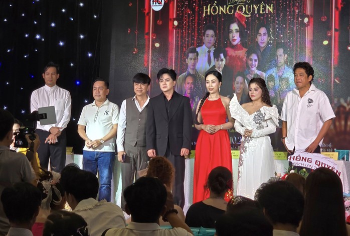 Ca sĩ Hồng Quyên "chơi lớn" với nhạc kịch "Mộng phù hoa"- Ảnh 4. Ca sĩ Hồng Quyên "chơi lớn" với nhạc kịch "Mộng phù hoa"- Ảnh 4.