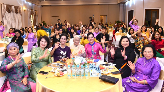 Nữ đạo diễn U100 kể chuyện về chiếc áo dài Việt- Ảnh 4. Nữ đạo diễn U100 kể chuyện về chiếc áo dài Việt- Ảnh 4.