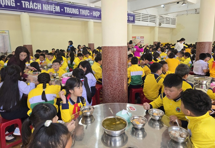 Người tố cáo vụ nhập thực phẩm bẩn vào trường tiểu học: "Tôi không vụ lợi gì"- Ảnh 3. Người tố cáo vụ nhập thực phẩm bẩn vào trường tiểu học: "Tôi không vụ lợi gì"- Ảnh 3.