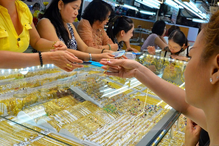 Giá vàng nhẫn trơn 99 , 99 % giảm tiếp , ảnh hưởng từ giá vàng thế giới - Ảnh 2.