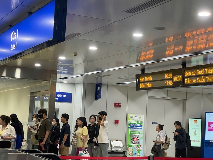 Thuận tiện hơn khi metro thí điểm bỏ vé giấy- Ảnh 7. Thuận tiện hơn khi metro thí điểm bỏ vé giấy- Ảnh 7.