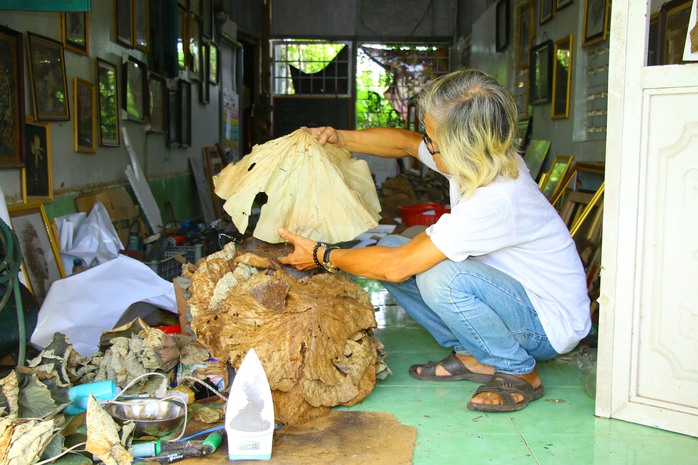 Nghệ nhân Bảy Nghĩa vẽ tranh Bác Hồ từ lá sen dịp Quốc khánh 2-9 - Ảnh 5. Nghệ nhân Bảy Nghĩa vẽ tranh Bác Hồ từ lá sen dịp Quốc khánh 2-9 - Ảnh 5.