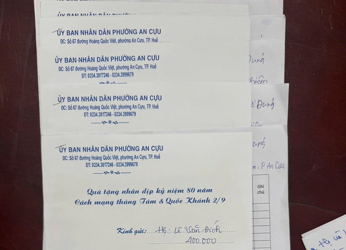 Thiết kế cả phong bì, xuyên đêm chi trả quà tặng 100.000 đồng cho người dân- Ảnh 5. Thiết kế cả phong bì, xuyên đêm chi trả quà tặng 100.000 đồng cho người dân- Ảnh 5.