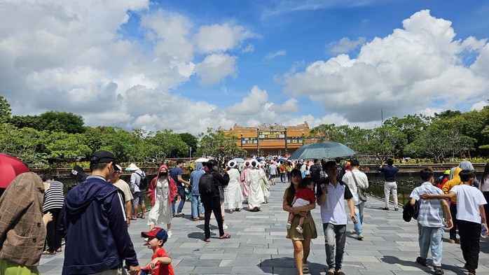 Du khách nườm nượp tham quan Đại nội Huế trong ngày được miễn vé- Ảnh 11. Du khách nườm nượp tham quan Đại nội Huế trong ngày được miễn vé- Ảnh 11.