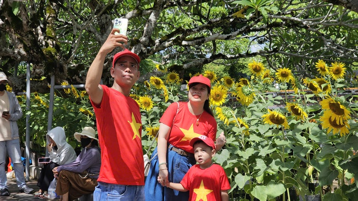 Du khách nườm nượp tham quan Đại nội Huế trong ngày được miễn vé- Ảnh 18. Du khách nườm nượp tham quan Đại nội Huế trong ngày được miễn vé- Ảnh 18.