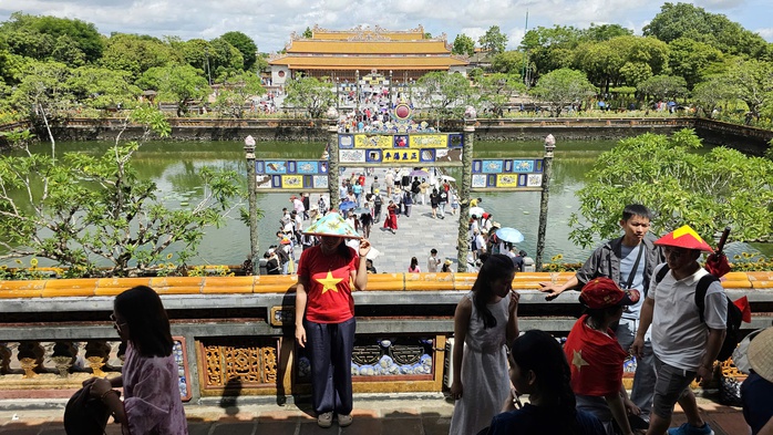 Du khách nườm nượp tham quan Đại nội Huế trong ngày được miễn vé- Ảnh 13. Du khách nườm nượp tham quan Đại nội Huế trong ngày được miễn vé- Ảnh 13.