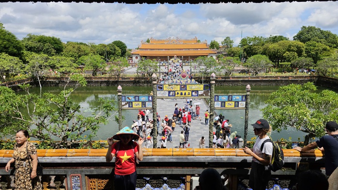 Du khách nườm nượp tham quan Đại nội Huế trong ngày được miễn vé- Ảnh 3. Du khách nườm nượp tham quan Đại nội Huế trong ngày được miễn vé- Ảnh 3.