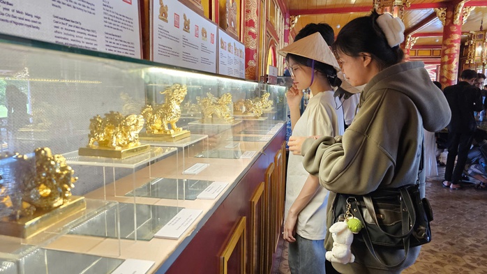 Du khách nườm nượp tham quan Đại nội Huế trong ngày được miễn vé- Ảnh 5. Du khách nườm nượp tham quan Đại nội Huế trong ngày được miễn vé- Ảnh 5.