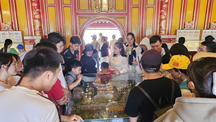 Du khách nườm nượp tham quan Đại nội Huế trong ngày được miễn vé- Ảnh 12. Du khách nườm nượp tham quan Đại nội Huế trong ngày được miễn vé- Ảnh 12.