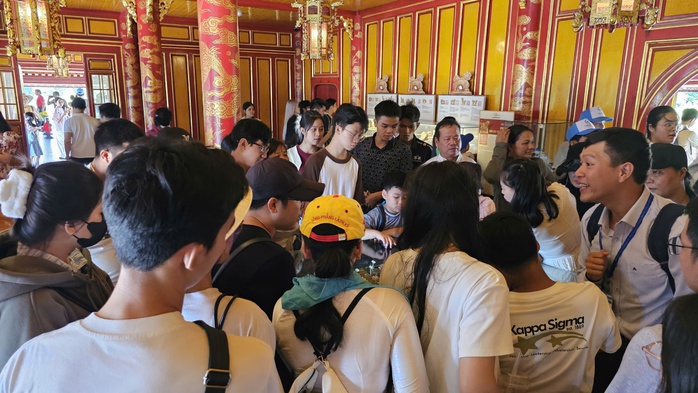Du khách nườm nượp tham quan Đại nội Huế trong ngày được miễn vé- Ảnh 4. Du khách nườm nượp tham quan Đại nội Huế trong ngày được miễn vé- Ảnh 4.