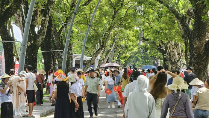Du khách nườm nượp tham quan Đại nội Huế trong ngày được miễn vé- Ảnh 1. Du khách nườm nượp tham quan Đại nội Huế trong ngày được miễn vé- Ảnh 1.