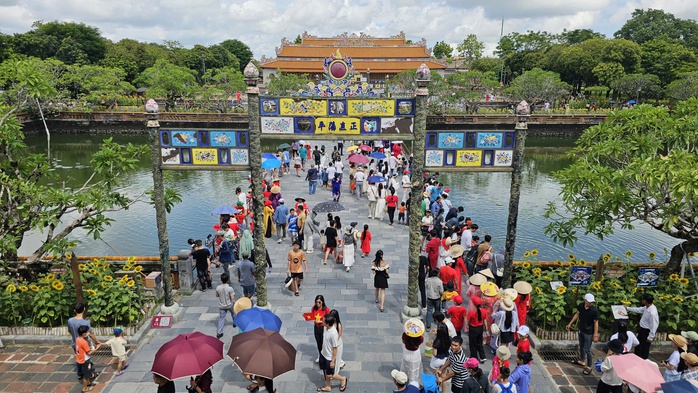 Du khách nườm nượp tham quan Đại nội Huế trong ngày được miễn vé- Ảnh 9. Du khách nườm nượp tham quan Đại nội Huế trong ngày được miễn vé- Ảnh 9.