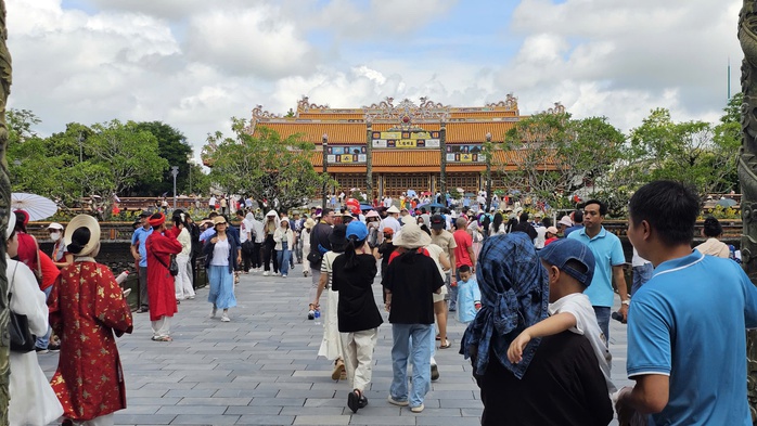 Du khách nườm nượp tham quan Đại nội Huế trong ngày được miễn vé- Ảnh 8. Du khách nườm nượp tham quan Đại nội Huế trong ngày được miễn vé- Ảnh 8.