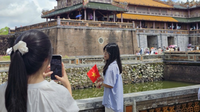 Du khách nườm nượp tham quan Đại nội Huế trong ngày được miễn vé- Ảnh 7. Du khách nườm nượp tham quan Đại nội Huế trong ngày được miễn vé- Ảnh 7.