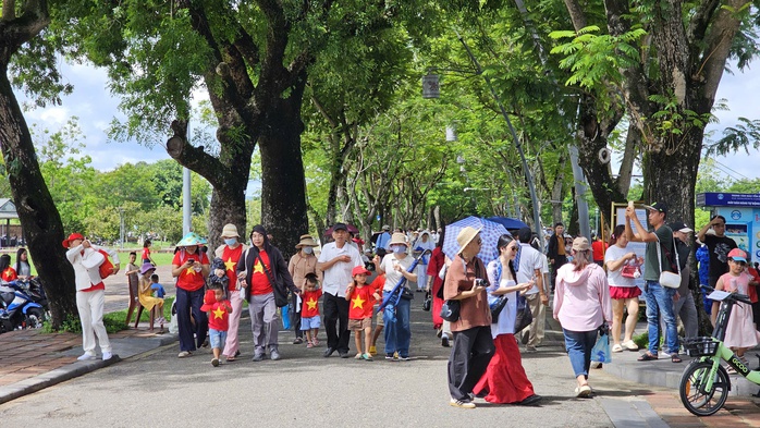 Du khách nườm nượp tham quan Đại nội Huế trong ngày được miễn vé- Ảnh 2. Du khách nườm nượp tham quan Đại nội Huế trong ngày được miễn vé- Ảnh 2.