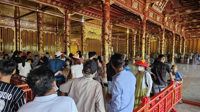 Du khách nườm nượp tham quan Đại nội Huế trong ngày được miễn vé- Ảnh 17. Du khách nườm nượp tham quan Đại nội Huế trong ngày được miễn vé- Ảnh 17.