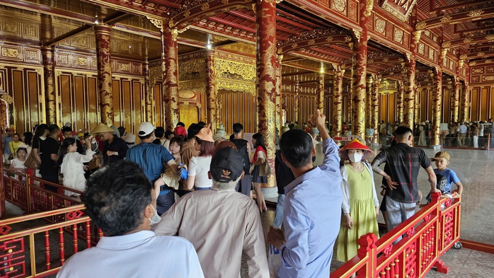 Du khách nườm nượp tham quan Đại nội Huế trong ngày được miễn vé- Ảnh 16. Du khách nườm nượp tham quan Đại nội Huế trong ngày được miễn vé- Ảnh 16.