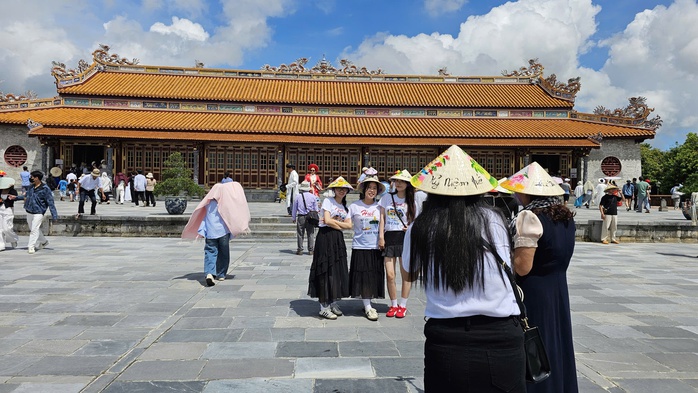 Du khách nườm nượp tham quan Đại nội Huế trong ngày được miễn vé- Ảnh 6. Du khách nườm nượp tham quan Đại nội Huế trong ngày được miễn vé- Ảnh 6.