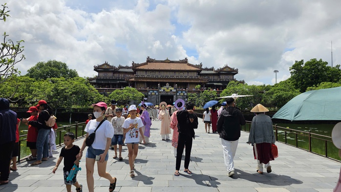 Du khách nườm nượp tham quan Đại nội Huế trong ngày được miễn vé- Ảnh 15. Du khách nườm nượp tham quan Đại nội Huế trong ngày được miễn vé- Ảnh 15.