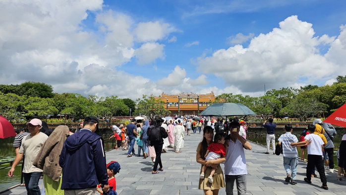 Du khách nườm nượp tham quan Đại nội Huế trong ngày được miễn vé- Ảnh 14. Du khách nườm nượp tham quan Đại nội Huế trong ngày được miễn vé- Ảnh 14.