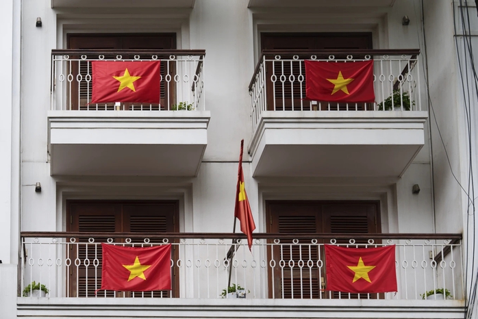 Ban công Hà Nội rực rỡ cờ hoa qua ống kính hãng tin quốc tế- Ảnh 12. Ban công Hà Nội rực rỡ cờ hoa qua ống kính hãng tin quốc tế- Ảnh 12.