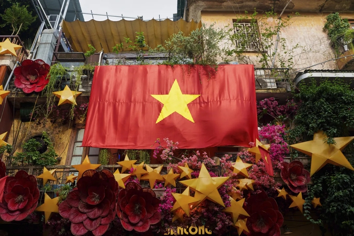 Ban công Hà Nội rực rỡ cờ hoa qua ống kính hãng tin quốc tế- Ảnh 8. Ban công Hà Nội rực rỡ cờ hoa qua ống kính hãng tin quốc tế- Ảnh 8.