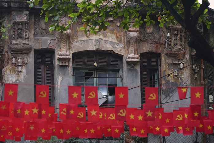 Ban công Hà Nội rực rỡ cờ hoa qua ống kính hãng tin quốc tế- Ảnh 1. Ban công Hà Nội rực rỡ cờ hoa qua ống kính hãng tin quốc tế- Ảnh 1.