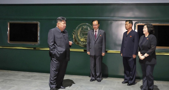 Ông Kim Jong Un đến Bắc Kinh bằng xe lửa bọc thép - Ảnh 2. Ông Kim Jong Un đến Bắc Kinh bằng xe lửa bọc thép - Ảnh 2.