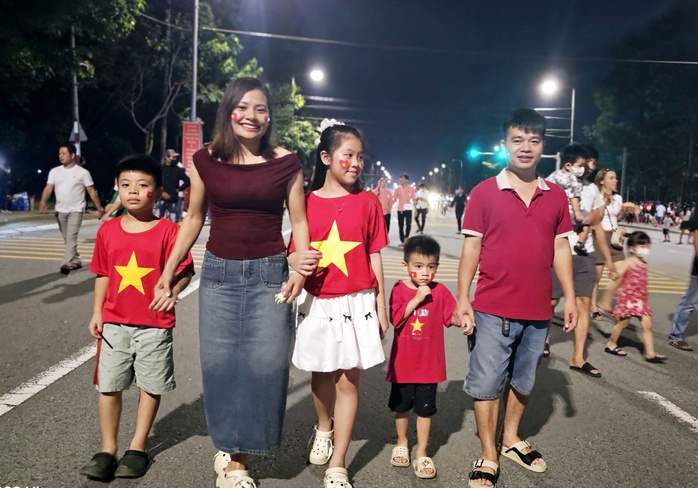 Mãn nhãn với màn bắn pháo hoa tuyệt đẹp tại phường Bình Dương, TP HCM- Ảnh 2. Mãn nhãn với màn bắn pháo hoa tuyệt đẹp tại phường Bình Dương, TP HCM- Ảnh 2.