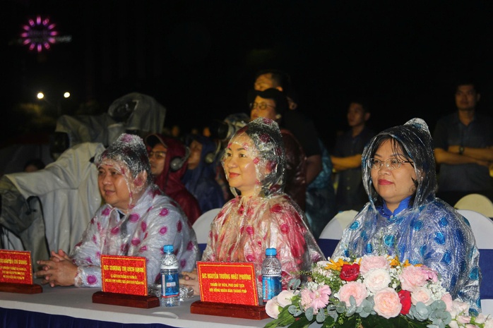 Mãn nhãn với màn bắn pháo hoa tuyệt đẹp tại phường Bình Dương, TP HCM- Ảnh 3. Mãn nhãn với màn bắn pháo hoa tuyệt đẹp tại phường Bình Dương, TP HCM- Ảnh 3.