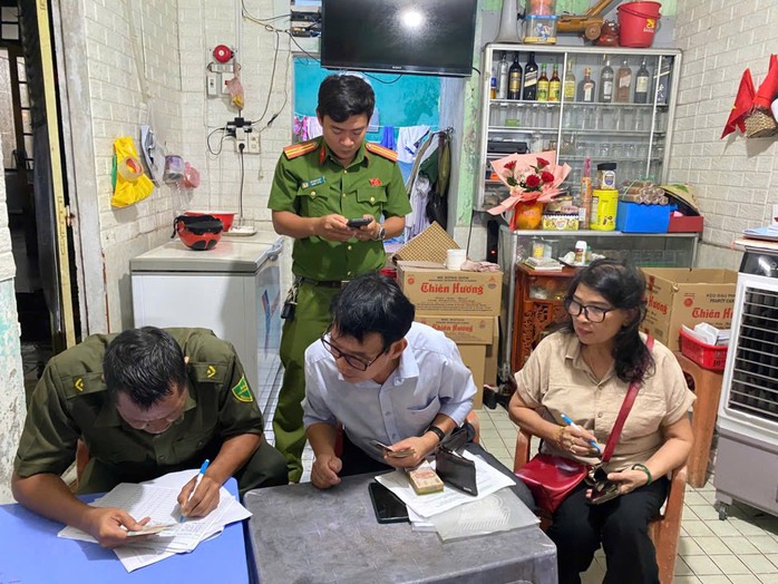 Thiết kế cả phong bì, xuyên đêm chi trả quà tặng 100.000 đồng cho người dân- Ảnh 6. Thiết kế cả phong bì, xuyên đêm chi trả quà tặng 100.000 đồng cho người dân- Ảnh 6.