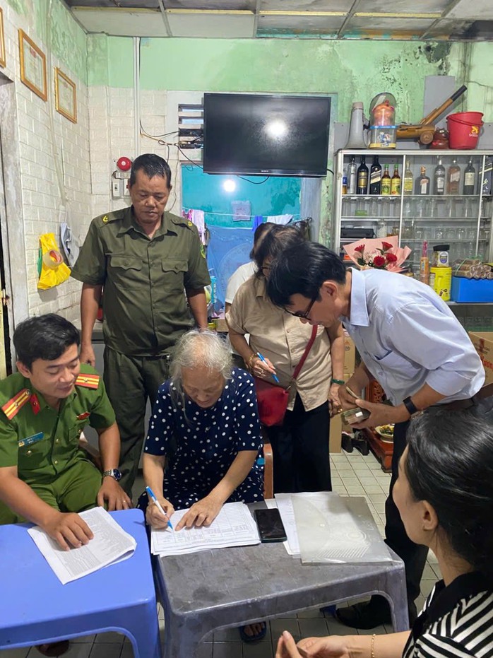 Thiết kế cả phong bì, xuyên đêm chi trả quà tặng 100.000 đồng cho người dân- Ảnh 7. Thiết kế cả phong bì, xuyên đêm chi trả quà tặng 100.000 đồng cho người dân- Ảnh 7.