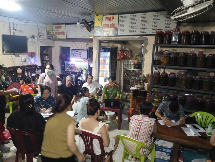 Thiết kế cả phong bì, xuyên đêm chi trả quà tặng 100.000 đồng cho người dân- Ảnh 8. Thiết kế cả phong bì, xuyên đêm chi trả quà tặng 100.000 đồng cho người dân- Ảnh 8.