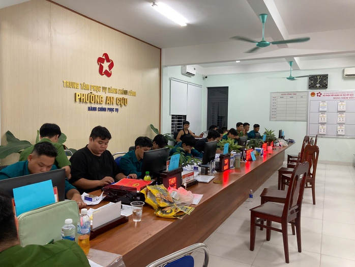 Thiết kế cả phong bì, xuyên đêm chi trả quà tặng 100.000 đồng cho người dân- Ảnh 3. Thiết kế cả phong bì, xuyên đêm chi trả quà tặng 100.000 đồng cho người dân- Ảnh 3.