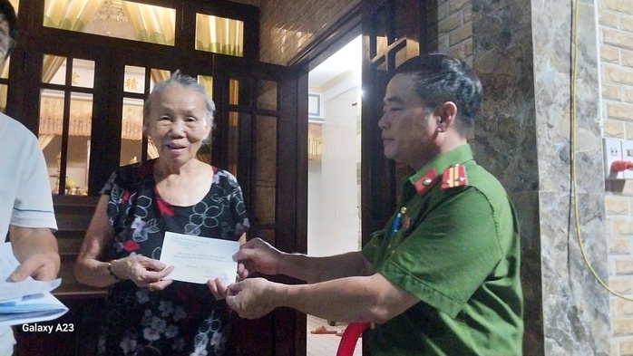 Thiết kế cả phong bì, xuyên đêm chi trả quà tặng 100.000 đồng cho người dân- Ảnh 1. Thiết kế cả phong bì, xuyên đêm chi trả quà tặng 100.000 đồng cho người dân- Ảnh 1.