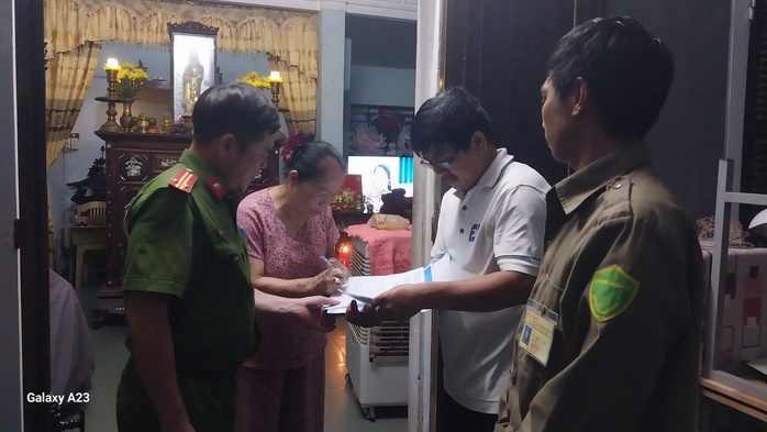 Thiết kế cả phong bì, xuyên đêm chi trả quà tặng 100.000 đồng cho người dân- Ảnh 4. Thiết kế cả phong bì, xuyên đêm chi trả quà tặng 100.000 đồng cho người dân- Ảnh 4.