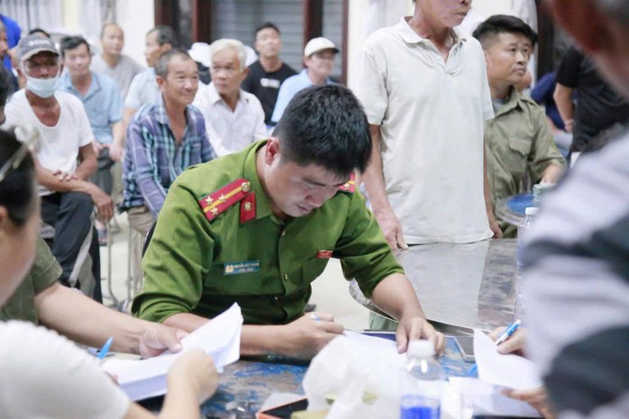 Thiết kế cả phong bì, xuyên đêm chi trả quà tặng 100.000 đồng cho người dân- Ảnh 10. Thiết kế cả phong bì, xuyên đêm chi trả quà tặng 100.000 đồng cho người dân- Ảnh 10.