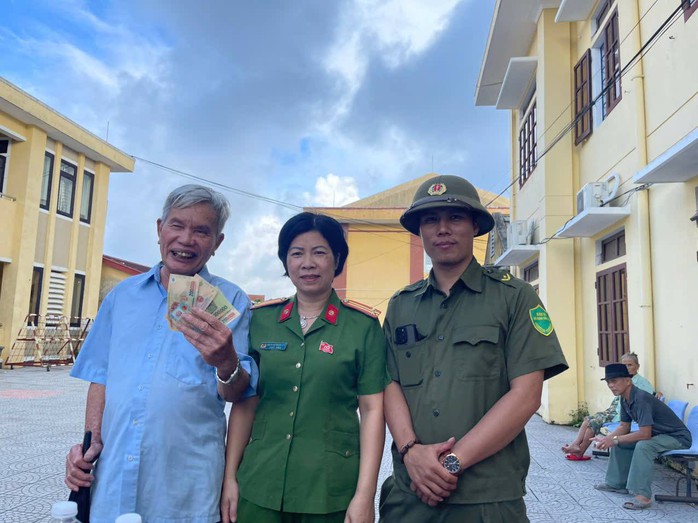 Thiết kế cả phong bì, xuyên đêm chi trả quà tặng 100.000 đồng cho người dân- Ảnh 12. Thiết kế cả phong bì, xuyên đêm chi trả quà tặng 100.000 đồng cho người dân- Ảnh 12.