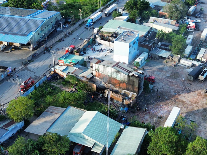 Hàng chục cảnh sát được điều động dập đám cháy kho lốp xe ở TP HCM - Ảnh 2. Hàng chục cảnh sát được điều động dập đám cháy kho lốp xe ở TP HCM - Ảnh 2.