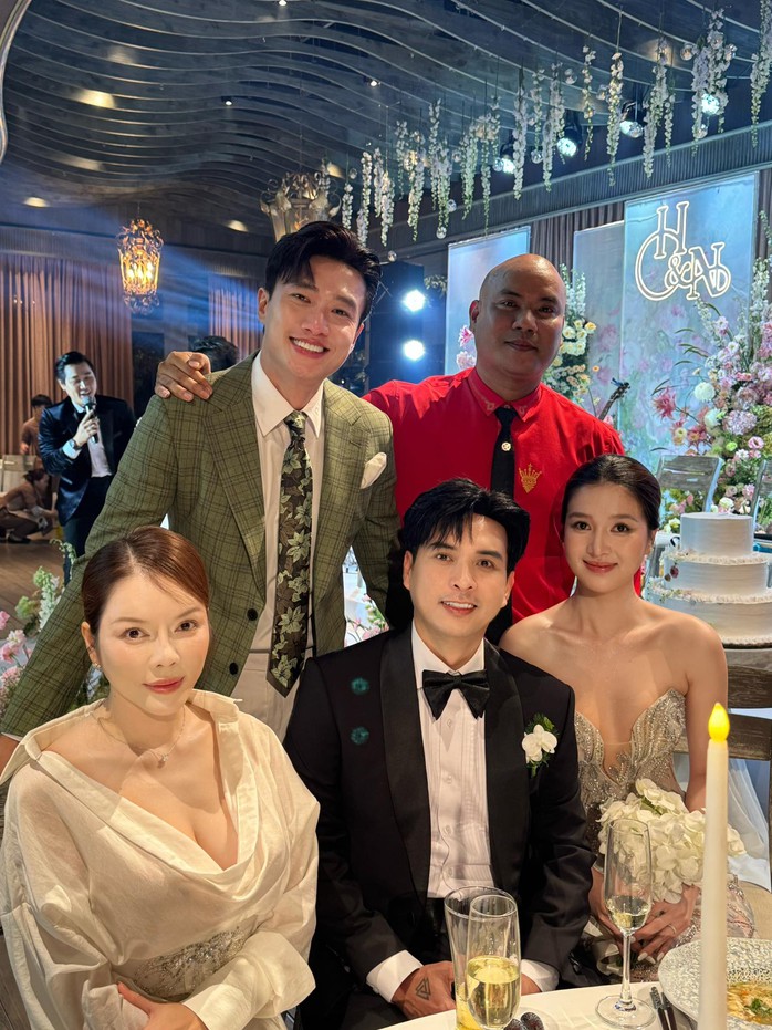 Vợ chồng Hồ Quang Hiếu nhận chúc phúc từ Quốc Trường, Nhật Kim Anh- Ảnh 1. Vợ chồng Hồ Quang Hiếu nhận chúc phúc từ Quốc Trường, Nhật Kim Anh- Ảnh 1.