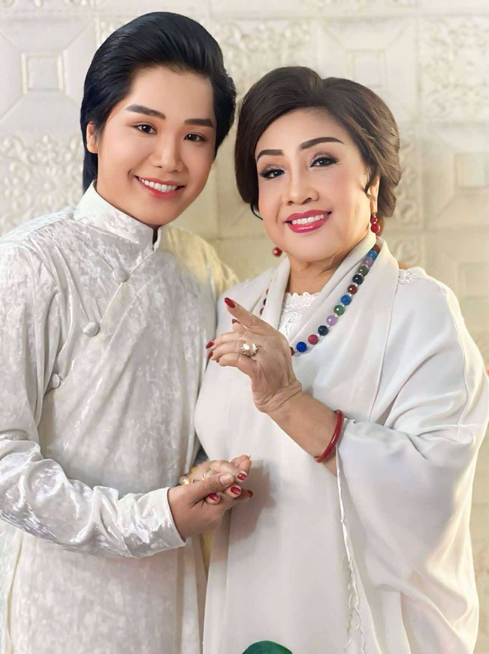 Nghệ sĩ Hoàng Thanh được NSND Lệ Thủy, NS Bo Bo Hoàng hun đúc tinh thần- Ảnh 1. Nghệ sĩ Hoàng Thanh được NSND Lệ Thủy, NS Bo Bo Hoàng hun đúc tinh thần- Ảnh 1.