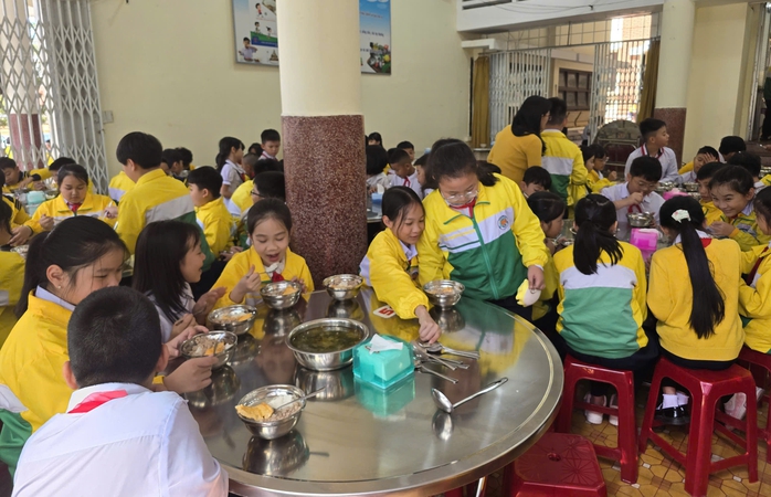 Trường tiểu học bị tố nhập thực phẩm bẩn sẽ tạm dừng bếp ăn bán trú- Ảnh 1. Trường tiểu học bị tố nhập thực phẩm bẩn sẽ tạm dừng bếp ăn bán trú- Ảnh 1.