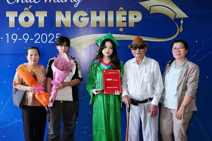 Cụ ông 91 tuổi dùng "cục gạch" chụp ảnh cháu gái trong lễ tốt nghiệp - Ảnh 3.