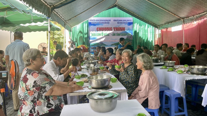Bữa cơm đặc biệt ở Đặc khu Côn Đảo ngày 21-9 - Ảnh 1.